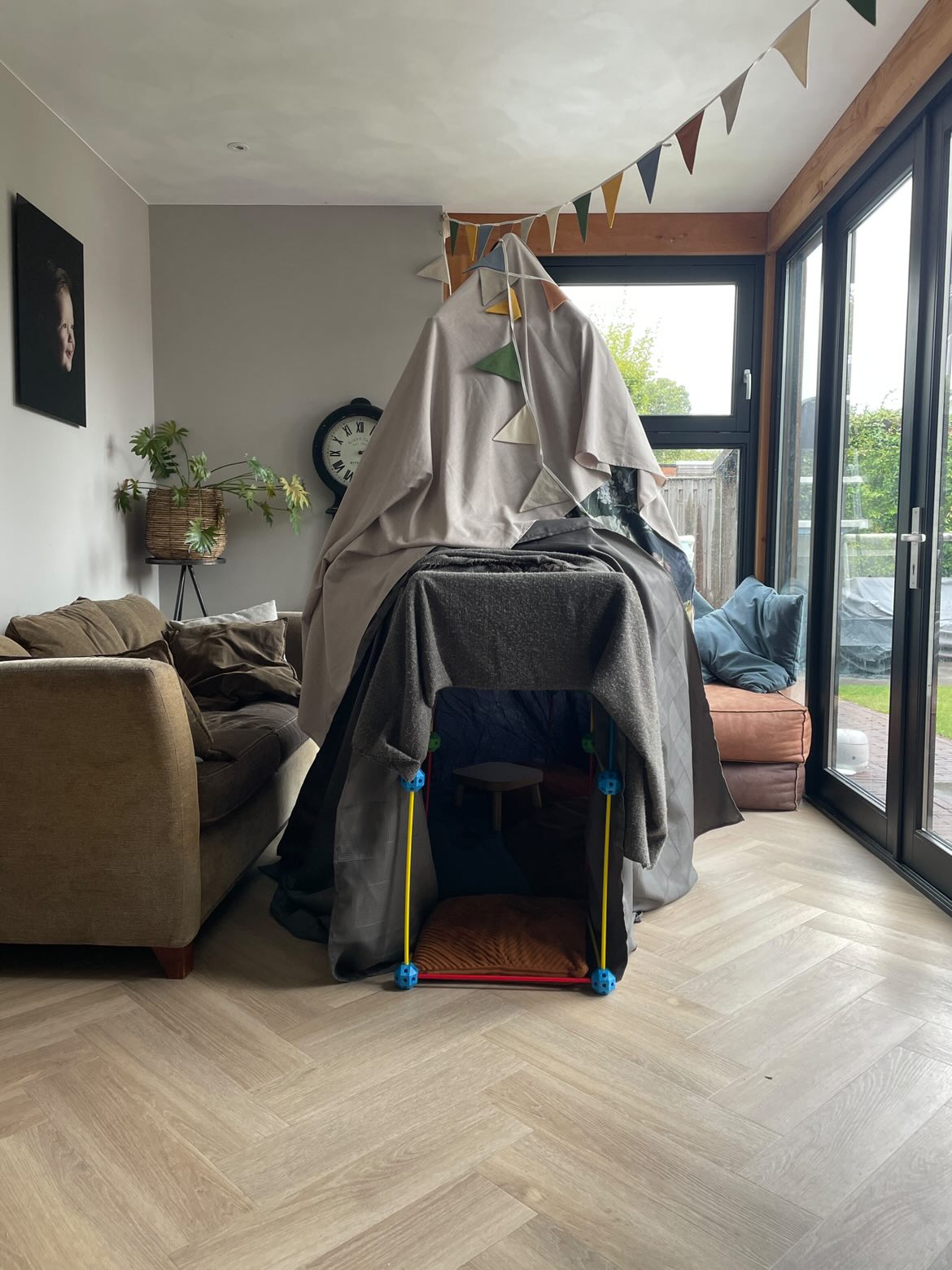MegaFort bouwwerk: hut of fort gebouwd door kinderen