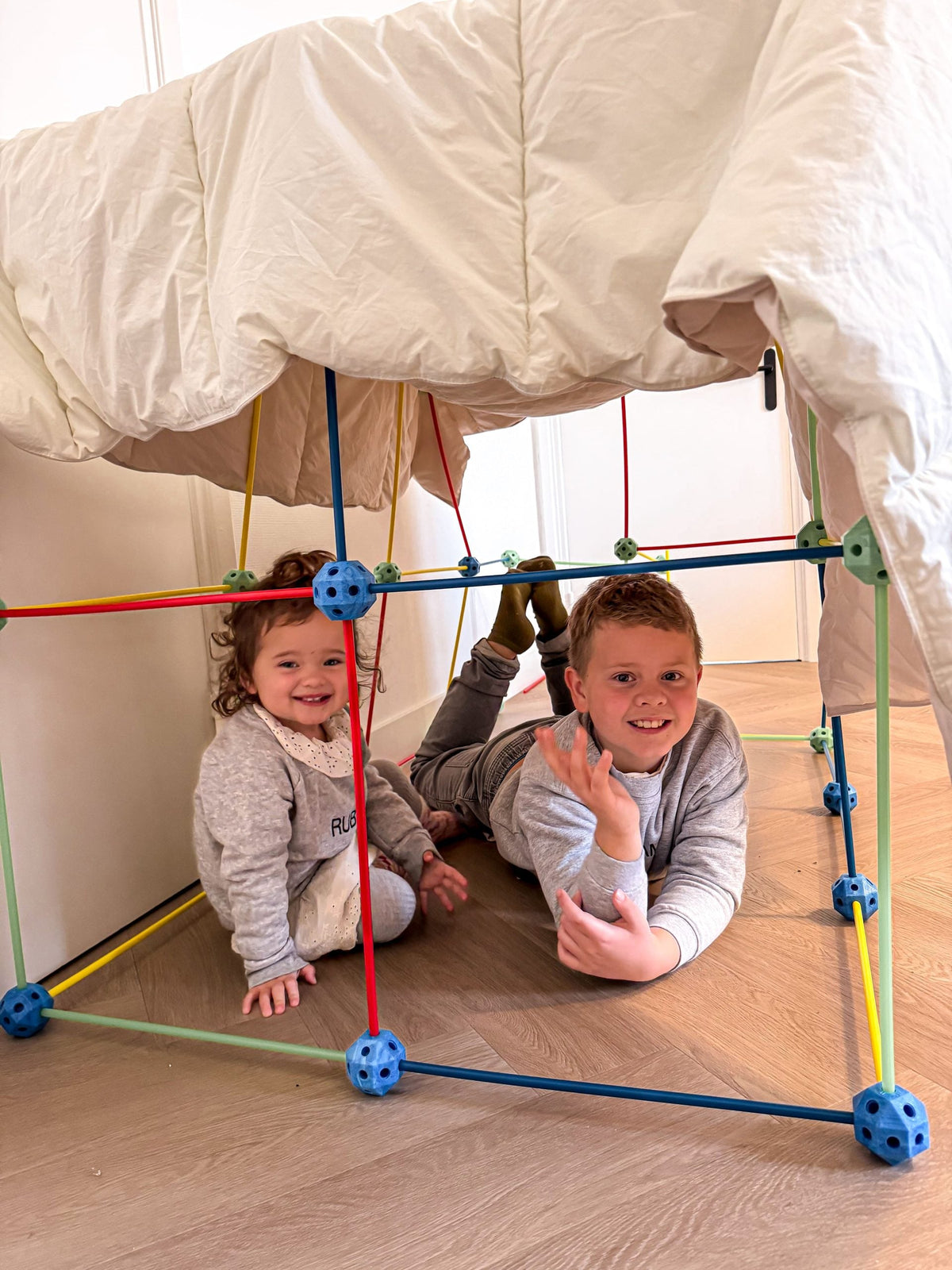 Stevig zelfgebouwd fort waar kinderen in spelen
