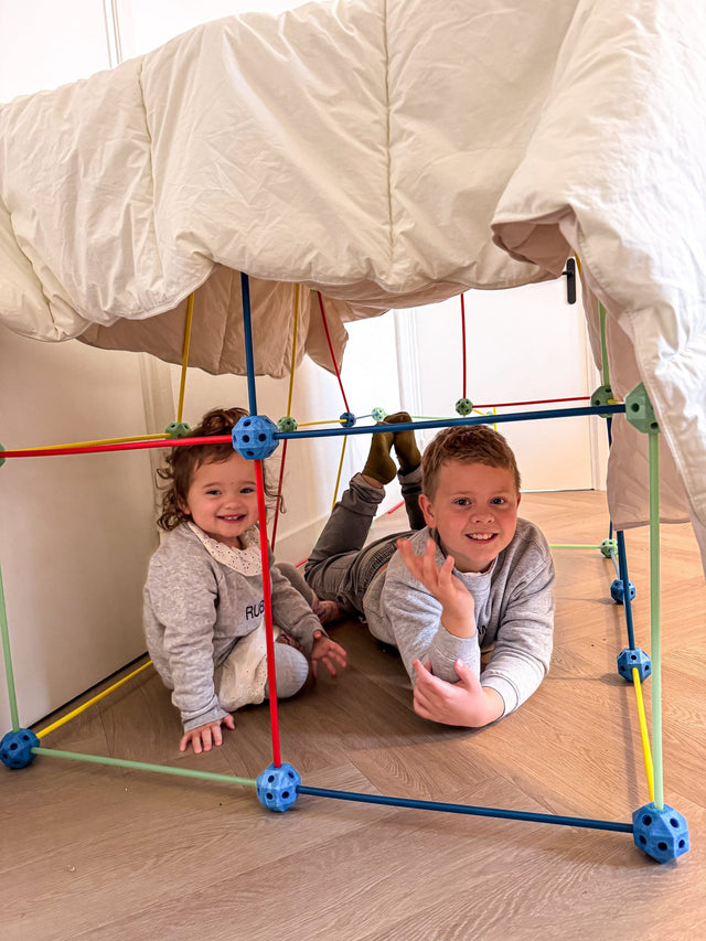 Stevig zelfgebouwd fort waar kinderen in spelen